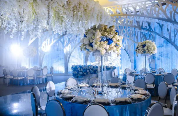 Fotografía de una mesa de recepción adornada con un centro de mesa de flores silvestres y velas, mostrando la belleza de los arreglos florales en la decoración de la boda.