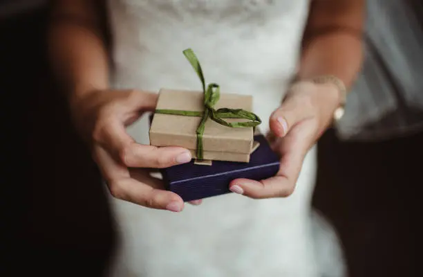  Imagen de una mesa de bodas decorada con flores de colores vibrantes y detalles personalizados, destacando la tendencia en decoración nupcial para una atmósfera alegre y elegante.