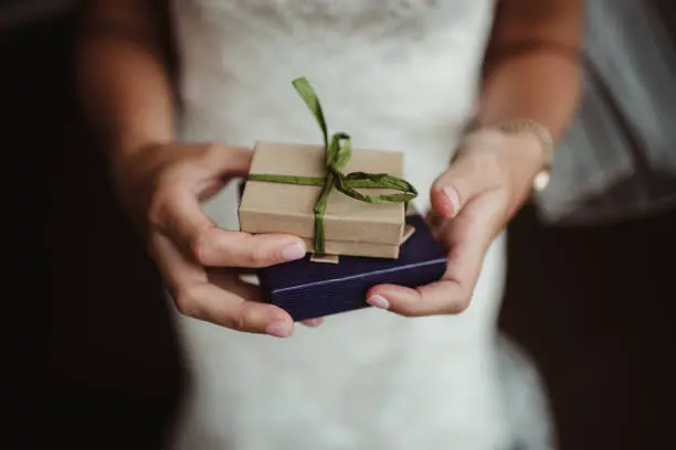  Imagen de una mesa de bodas decorada con flores de colores vibrantes y detalles personalizados, destacando la tendencia en decoración nupcial para una atmósfera alegre y elegante.