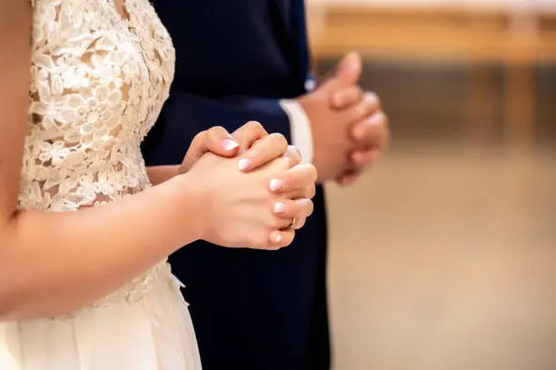 Imagen de una pareja abrazándose y conversando con expresiones de apoyo mutuo, representando el trabajo en equipo y la comunicación abierta en la afrontación de desafíos en el matrimonio.