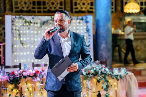  Fotografía del interior de un elegante salón de bodas decorado con luces brillantes y arreglos florales, destacando la belleza y el ambiente del lugar como una opción para una boda elegante y sofisticada.