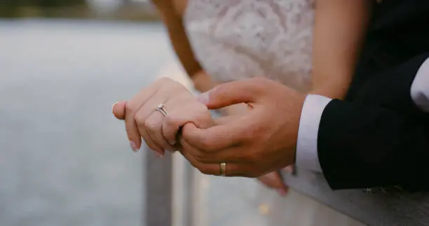 Imagen de una novia probándose un vestido de novia en una tienda de novias, ilustrando el proceso de selección del vestido perfecto para el gran día.