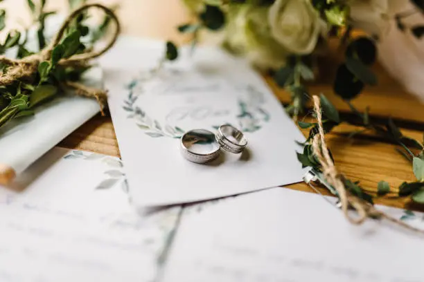 Fotografía de una mesa decorada con flores y detalles personalizados para una boda.