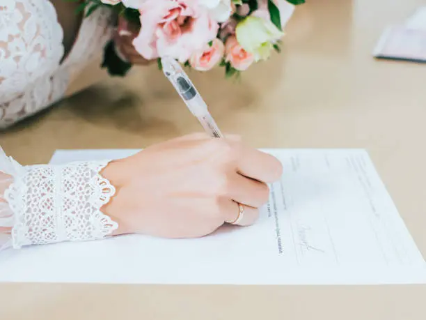 Fotografía de una novia radiante caminando por el pasillo hacia el altar en su vestido de novia perfectamente elegido, mostrando la importancia de encontrar el vestido adecuado para el día de la boda.