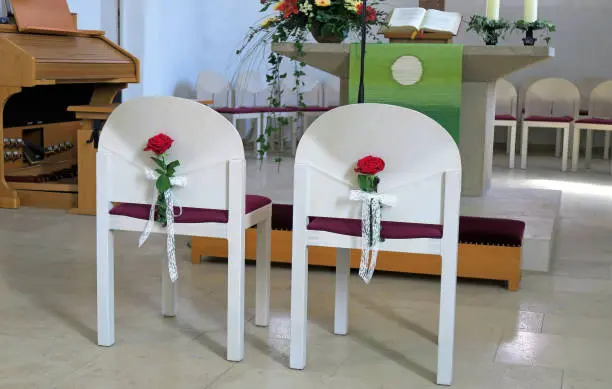 Fotografía de una mesa de recepción decorada con detalles personalizados y elegantes arreglos florales, resaltando la atención al detalle en la planificación de la boda.