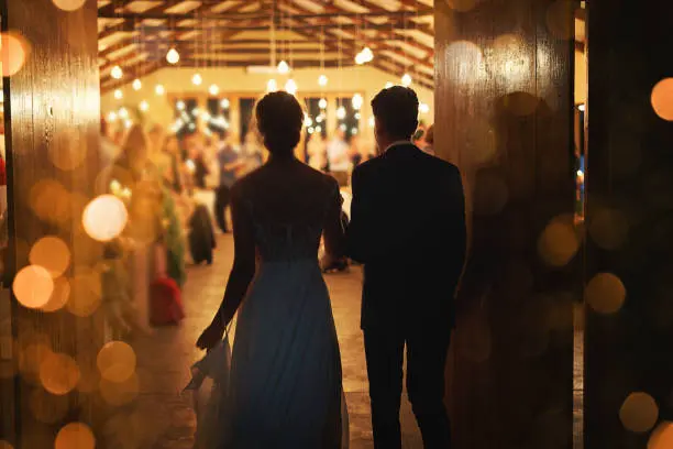 Fotografía de una novia radiante caminando por el pasillo hacia su pareja, luciendo su vestido de novia perfectamente elegido, transmitiendo confianza y felicidad en su día especial.