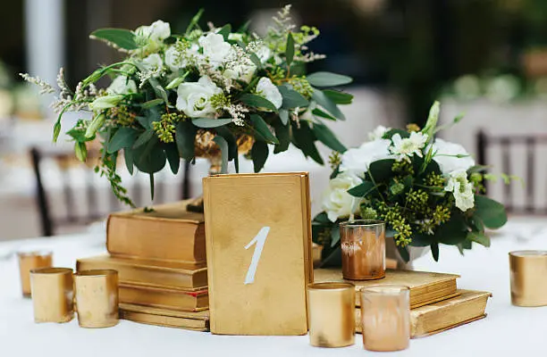 Imagen de un ramo de novia con una variedad de flores en tonos pastel, representando la elección de las flores perfectas para una boda romántica y elegante.