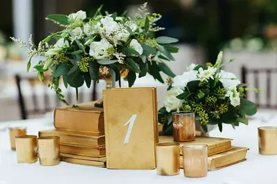 Imagen de un ramo de novia con una variedad de flores en tonos pastel, representando la elección de las flores perfectas para una boda romántica y elegante.