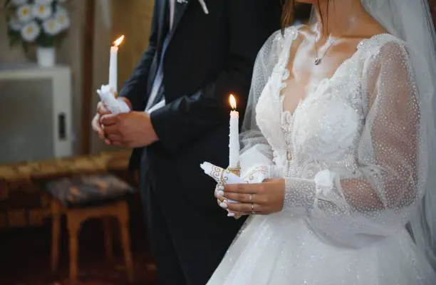 Imagen de una pareja abrazándose y sonriendo mientras comparten un momento íntimo juntos, representando la gratitud y el aprecio mutuo en su matrimonio.