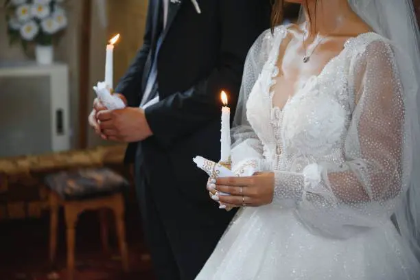 Imagen de una pareja abrazándose y sonriendo mientras comparten un momento íntimo juntos, representando la gratitud y el aprecio mutuo en su matrimonio.