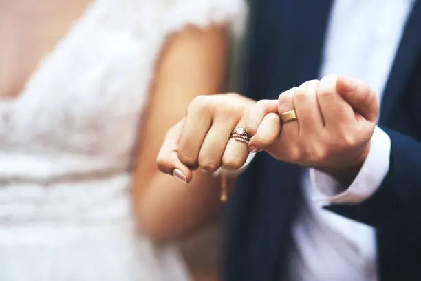 Fotografía de una pareja brindando con champán junto a sus invitados en un viñedo pintoresco durante una boda de destino, mostrando la celebración y la alegría de compartir momentos especiales con seres queridos en un entorno único.