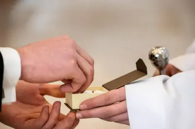 Imagen de una pareja intercambiando votos en una playa paradisíaca durante su boda de destino, representando la belleza y la serenidad de una ceremonia en un lugar especial.