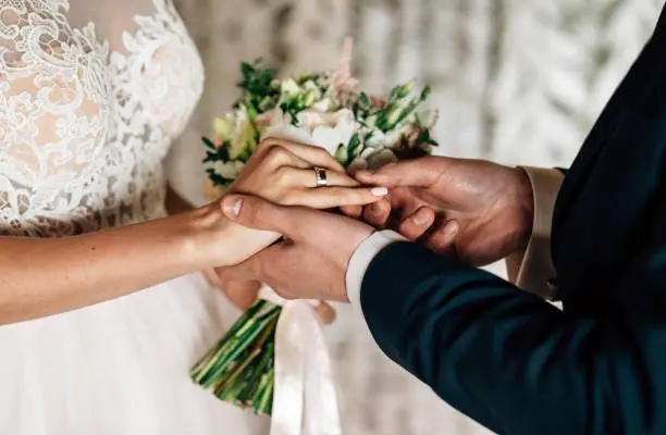 Imagen de una pareja feliz bailando en su boda.