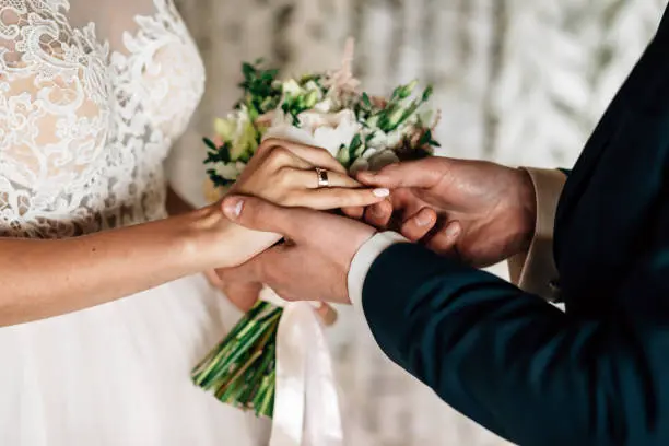 Imagen de una pareja feliz bailando en su boda.