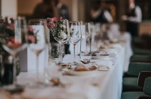 Una imagen detallada de una mesa de postres decorada con una variedad de dulces, cupcakes, macarons y otras delicias, destacando la creatividad en la presentación y la diversidad de opciones disponibles.