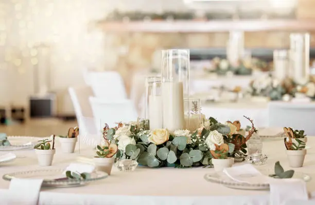 Imagen de una pareja disfrutando de una cena a la luz de las velas, representando la atmósfera romántica de una noche de bodas inolvidable.