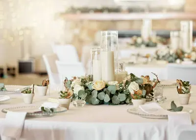 Imagen de una pareja disfrutando de una cena a la luz de las velas, representando la atmósfera romántica de una noche de bodas inolvidable.