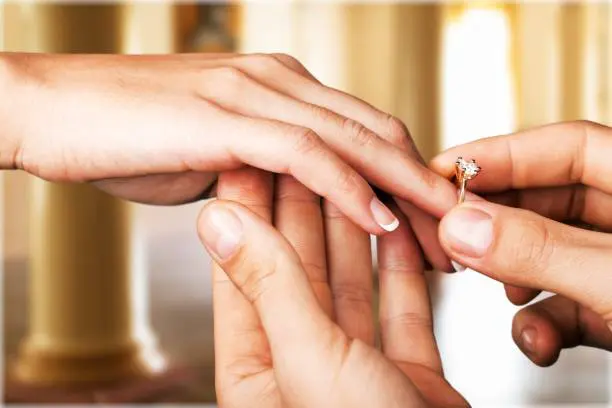 Imagen de una pareja feliz intercambiando votos en un escenario idílico, ilustrando el momento especial de una boda de ensueño.