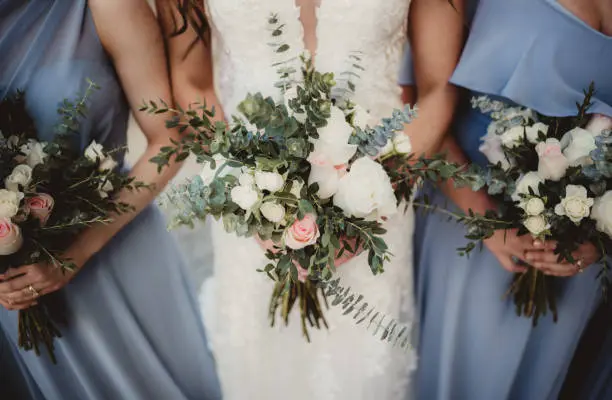 Imagen de una novia probándose diferentes vestidos en una tienda de novias, ilustrando el proceso de selección del vestido perfecto para el gran día.