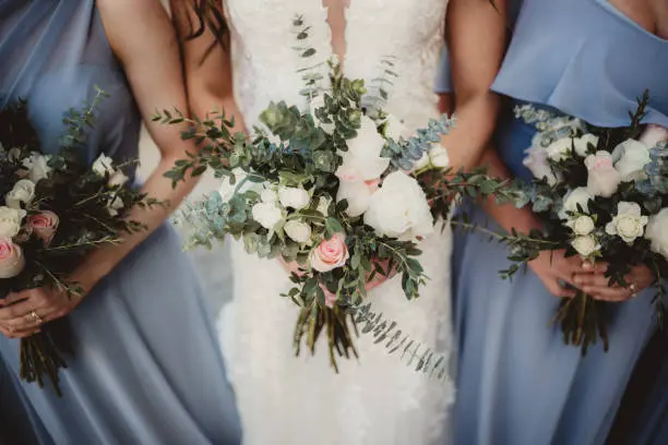 Imagen de una novia probándose diferentes vestidos en una tienda de novias, ilustrando el proceso de selección del vestido perfecto para el gran día.