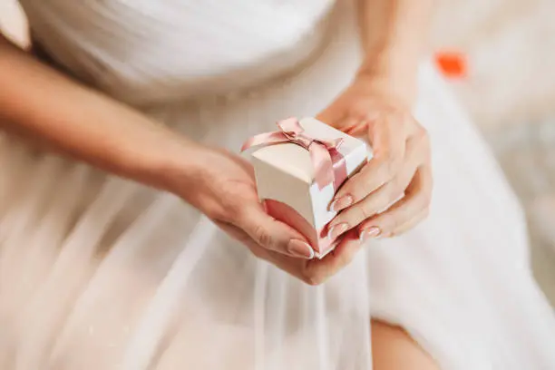 Fotografía de una pareja brindando con copas de vino durante la cena de su boda, con platos exquisitamente presentados en la mesa, representando la importancia de elegir un menú que refleje el estilo personal de los novios.